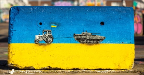 Street Art - Ukrainischer Traktor schleppt russischen Panzer ab